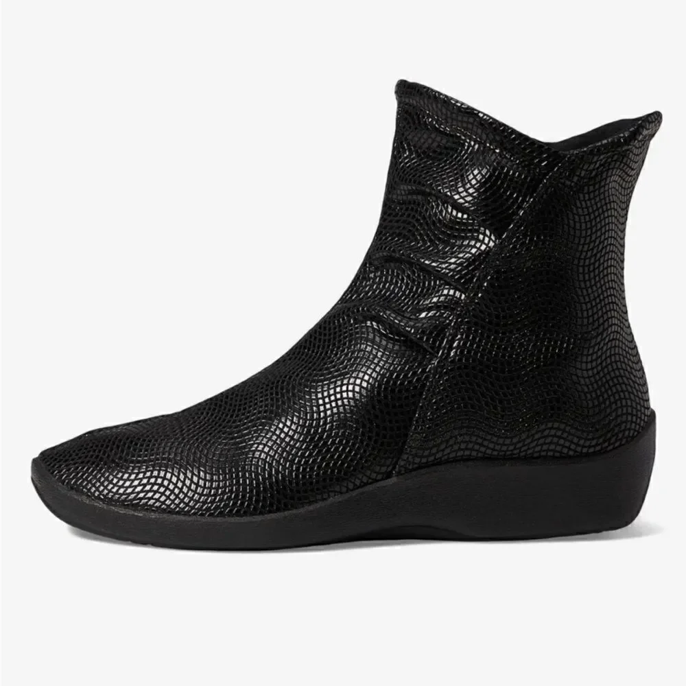 ARCOPEDICO Women’s Croc Shoes in the Size 41/9.5-10 US Size in Black Color